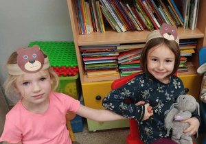 Dwie dziewczynki w misiowych opaskach