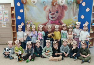 Grupowe zdjęcie Odkrywców w Dniu Misia