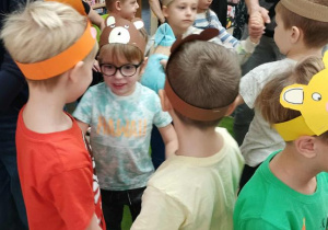 Dzieci w misiowych opaskach tańczą przy muzyce