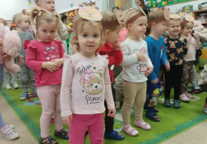 Maluszki podczas zabaw w Dniu Misia