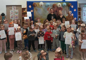 Grupowe zdjęcie uczestników konkursu plastycznego