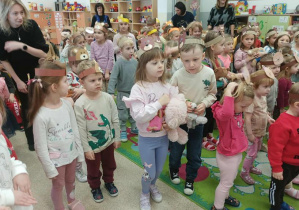 Przedszkolaki podczas misiowego zadania