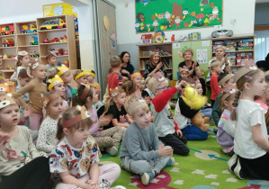 Przedszkolaki słuchają opowiadania o misiu