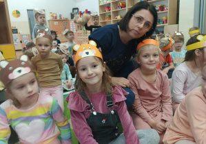 Nauczycielka z dziećmi w Dniu Misia