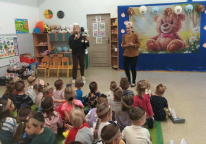 Dwie nauczycielki witają dzieci na uroczystości