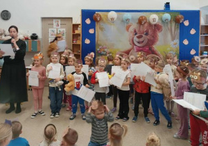 Pani dyrektor i nauczycielka wręczają dyplomy za udział w konkursie plastycznym