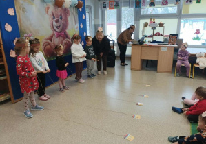 Pięcioro dzieci podczas konkursu Przyciągamy miodek