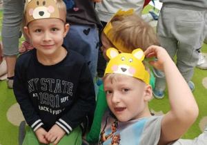 Chłopcy z Wynalazców w misiowych opaskach