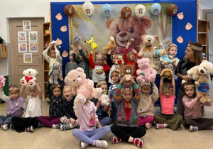 Grupowe zdjęcie Myślicieli w Dniu Misia