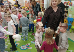 Nauczycielki tańczą z dziećmi w Dniu Misia