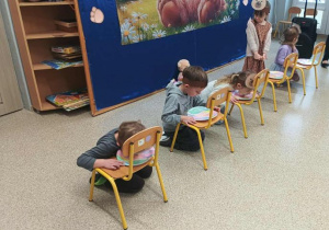 Pięcioro dzieci zlizuje miodek z talerzyków