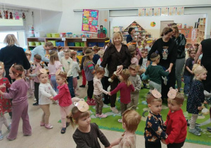 Taniec przy muzyce w misiowych opaskach