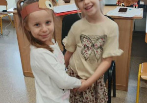 Dwie dziewczynki podczas tańca