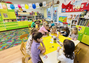 Dzieci tworzą plakat