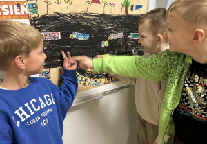 Chłopcy pokazują wykonaną pracę