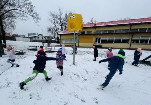 Zabawa w ogrodzie przedszkolnym