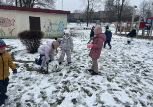 Zabawa starszaków w ogrodzie przedszkolnym