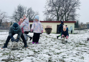 Dzieci lepią ze śniegu