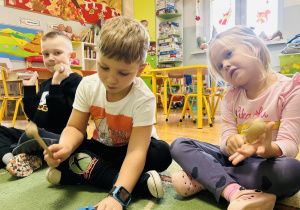 Dzieci grają na instrumentach