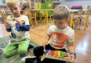 Wynalazcy grają na instrumentach