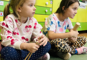 Dzieci grają na instrumentach