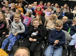Dzieci oglądają przedstawienie
