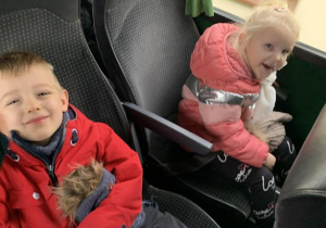 Dzieci siedzą w autokarze