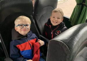 Dzieci siedzą w autokarze