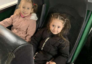 Dzieci siedzą w autokarze