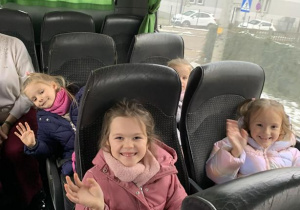 Dzieci siedzą w autokarze