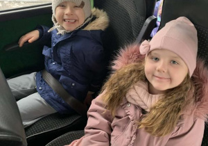 Dzieci siedzą w autokarze