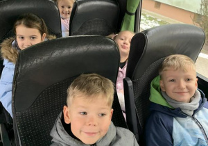 Dzieci siedzą w autokarze