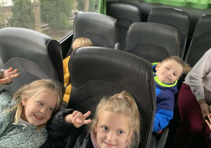 Dzieci siedzą w autokarze