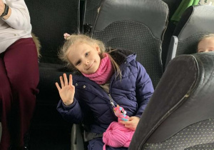 Dziewczynka siedzi w autokarze