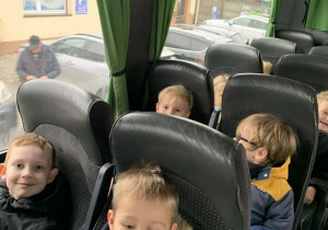 Dzieci siedzą w autokarze