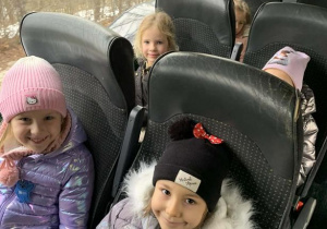 Dzieci siedzą w autokarze