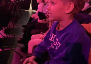 Chłopiec ogląda przedstawienie