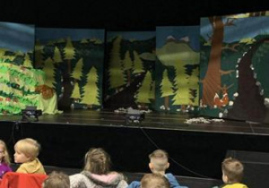 Dzieci oglądają przedstawienie