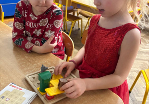 Dzieci korzystają z nowej gry