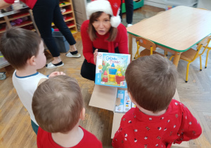 Pani Dyrektor wręcza dzieciom nowe gry