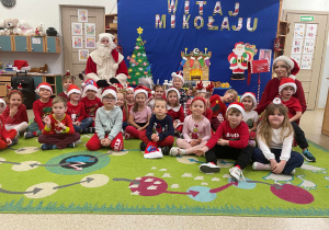 Tropiciele pozują do zdjęcia z Mikołajem