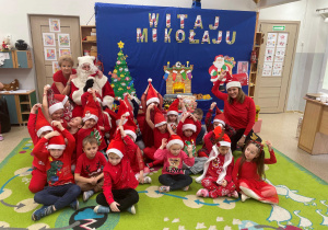 Myśliciele pozują do zdjęcia z Mikołajem