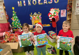 Dzieci pozują do zdjęcia z nowymi grami