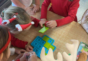 Dzieci grają w nową grę