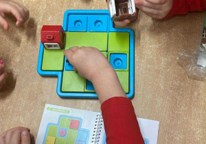 Dzieci grają w nową grę