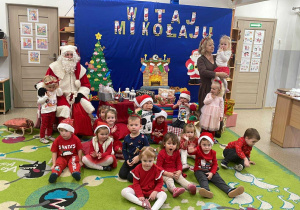 Poszukiwacze pozują do zdjęcia z Mikołajem