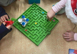 Dzieci grają w nową grę