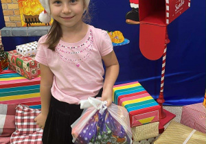 Dziewczynka trzyma prezent