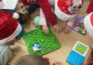 Dzieci grają w nową grę