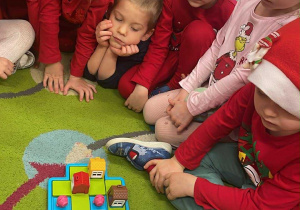 Dzieci grają w nową grę